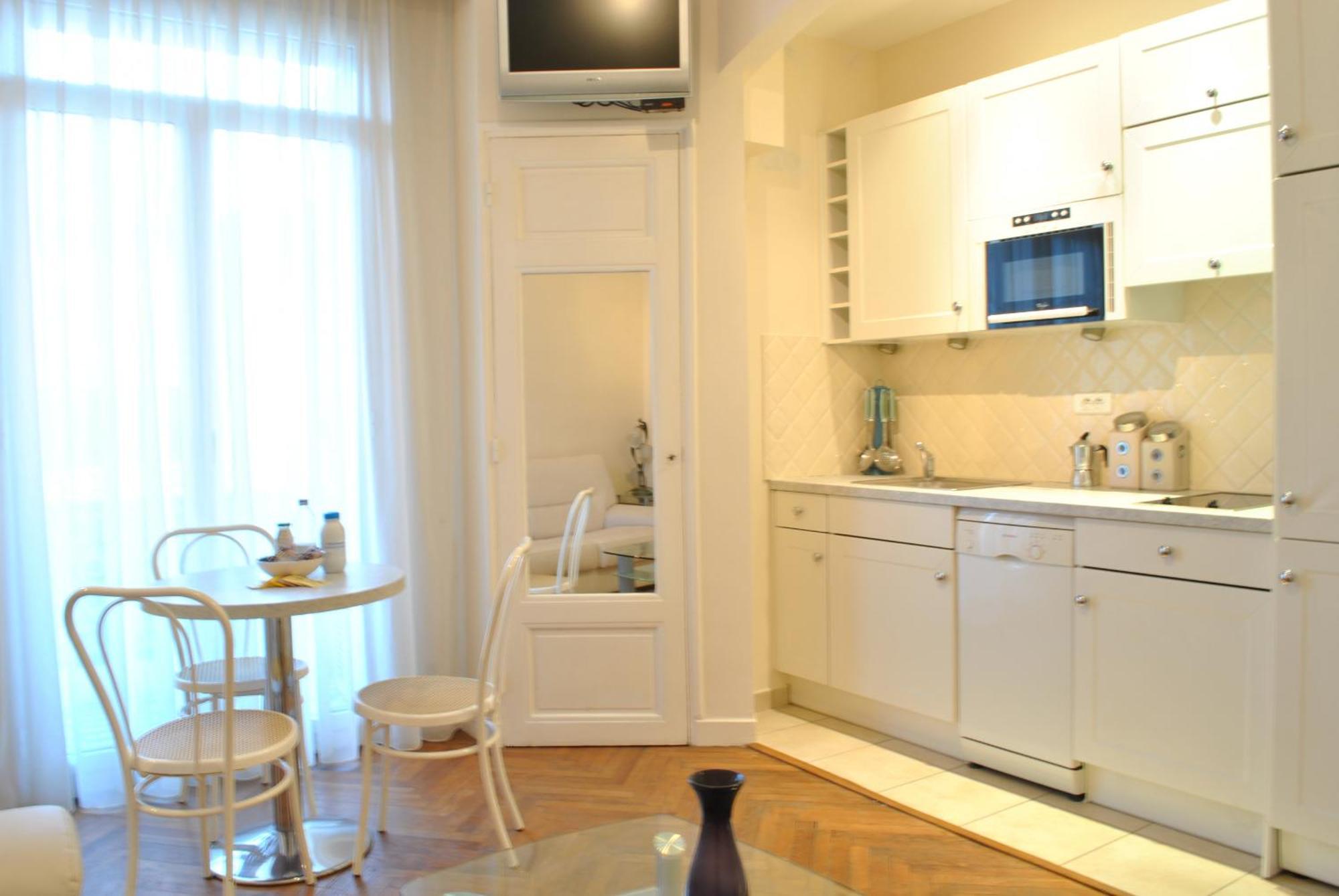 Appartement Palais Hoche 2p Lon5218 *